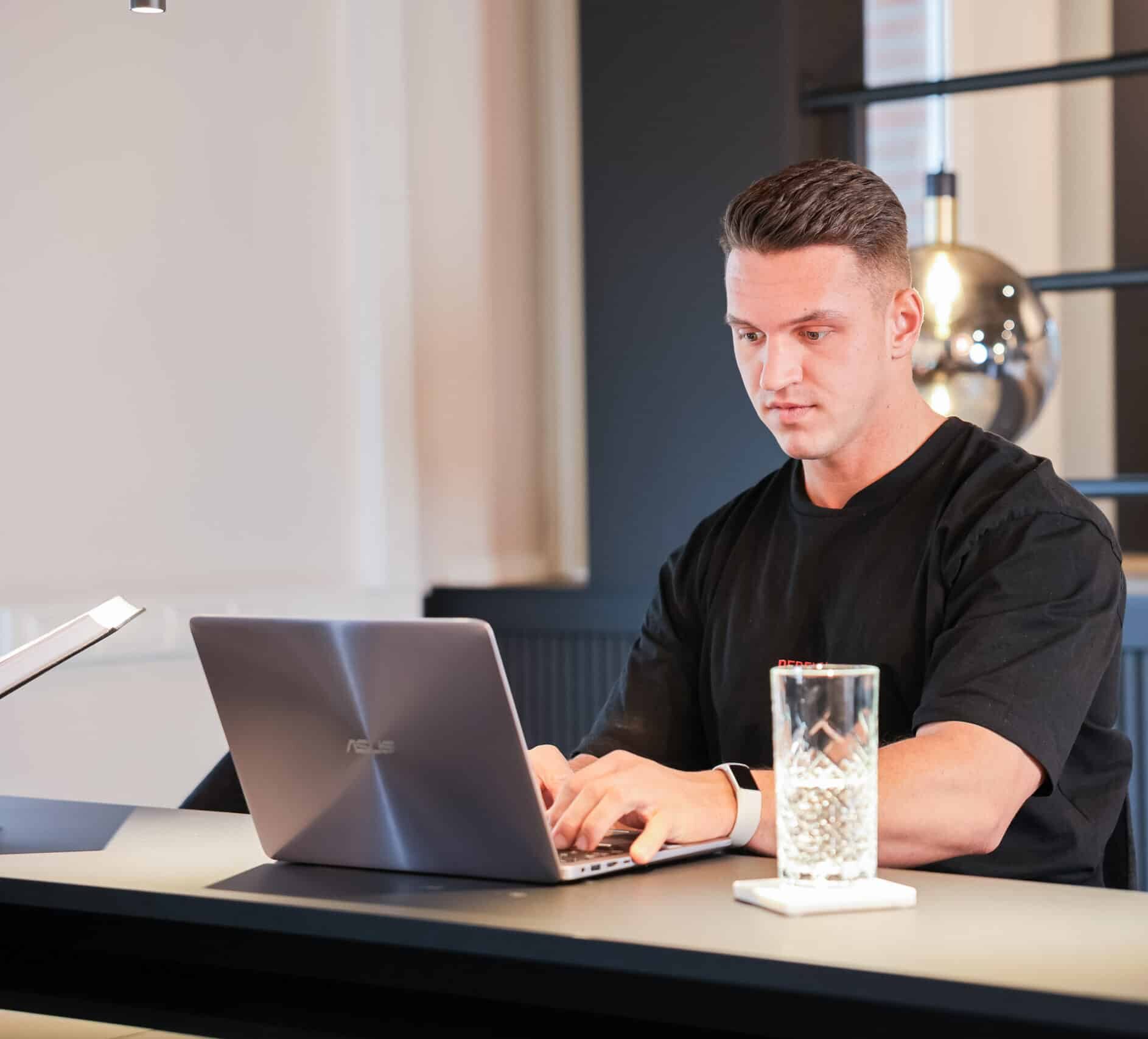 Online Personal Trainer maakt Trainingsschema's op Afstand