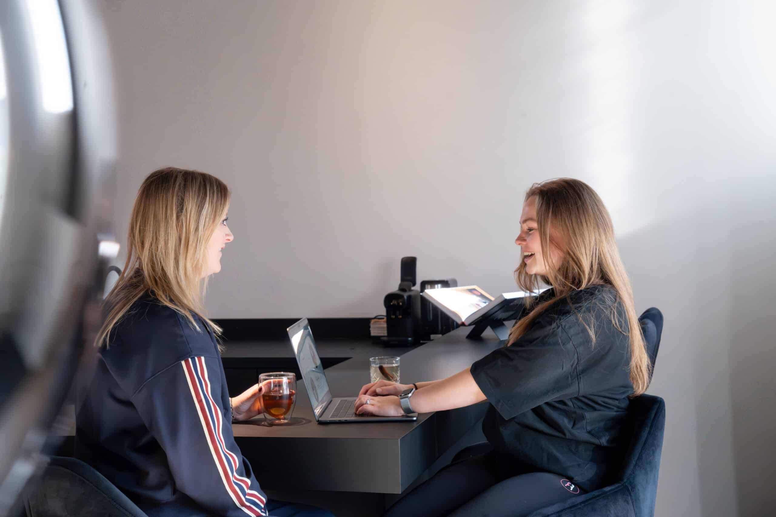 klant heeft fysiek voortgangsgesprek met coach op locatie